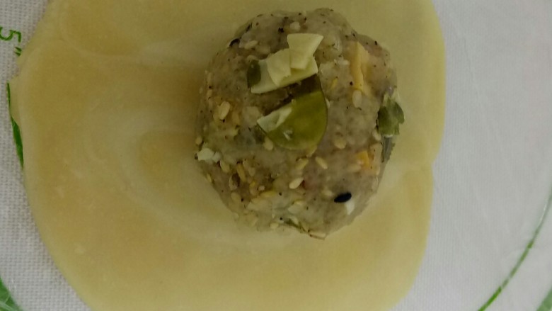 苏式椒盐月饼,用擀面杖擀薄片,放入馅料。