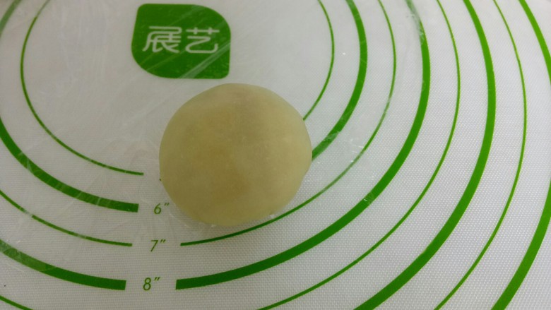 苏式椒盐月饼,用虎口往上推的方法收口,捏紧收口,团圆,收口朝下。