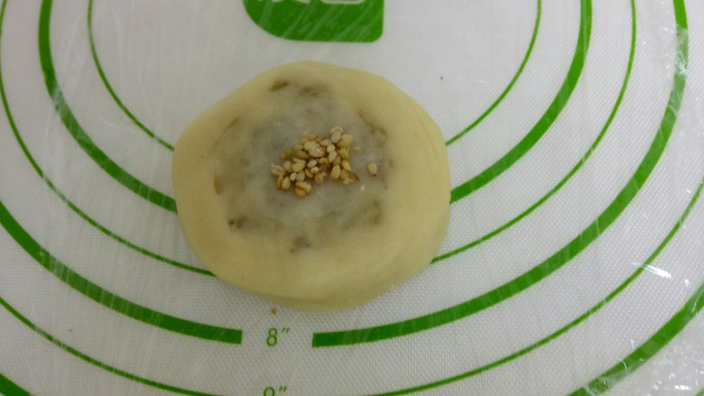 苏式椒盐月饼,用刮板压扁,中间抹水,撒上芝麻。