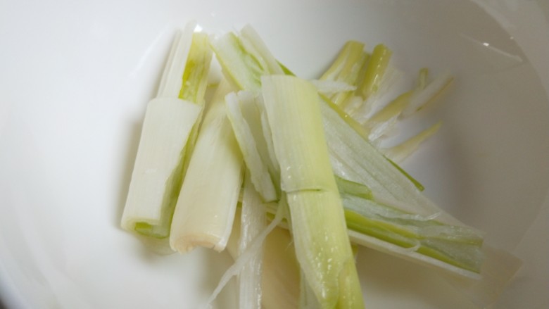 私房菜\麻辣飘万家\香焖鸡翅,葱切成段拍扁掰开，放入碗中。