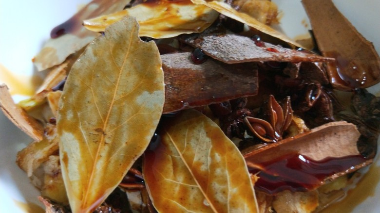 私房菜\麻辣飘万家\香焖鸡翅,在倒入<a style='color:red;display:inline-block;' href='/shicai/ 135284'>美味鲜酱油</a>搅拌均匀淹制5分钟。