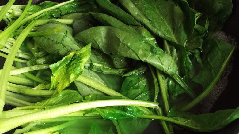 干豆腐拌菠菜,锅内烧开水,放入菠菜焯熟