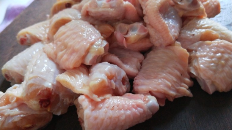 私房菜\麻辣飘万家\香焖鸡翅,在一个鸡翅剁两块，全部剁好。