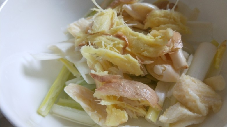 私房菜\麻辣飘万家\香焖鸡翅,姜切块拍扁，大蒜瓣拍扁，全部放入碗中。