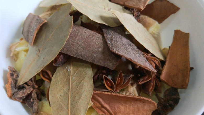 私房菜\麻辣飘万家\香焖鸡翅,在加入<a style='color:red;display:inline-block;' href='/shicai/ 695'>八角</a>，<a style='color:red;display:inline-block;' href='/shicai/ 700'>花椒</a>，<a style='color:red;display:inline-block;' href='/shicai/ 710'>桂皮</a>。