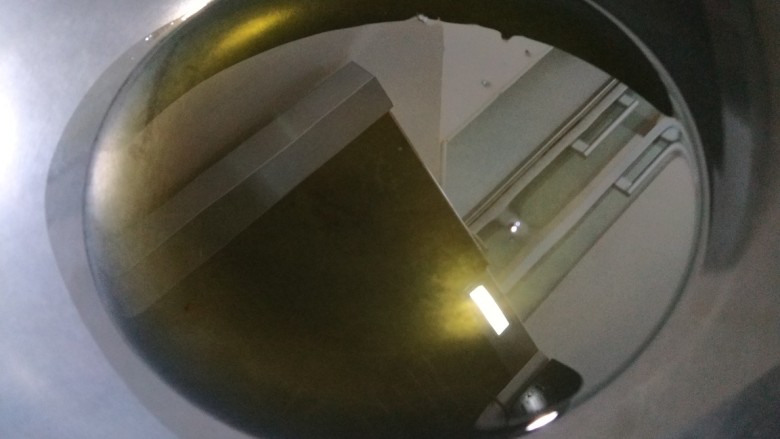 私房菜\麻辣飘万家\香焖鸡翅,倒入50克<a style='color:red;display:inline-block;' href='/shicai/ 849'>花生油</a>烧热。