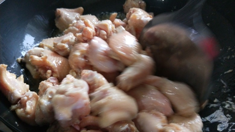 私房菜\麻辣飘万家\香焖鸡翅,倒入鸡翅翻炒均匀。