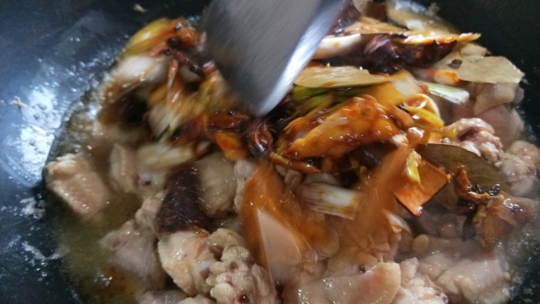 私房菜\麻辣飘万家\香焖鸡翅,在倒入淹制好的调料。
