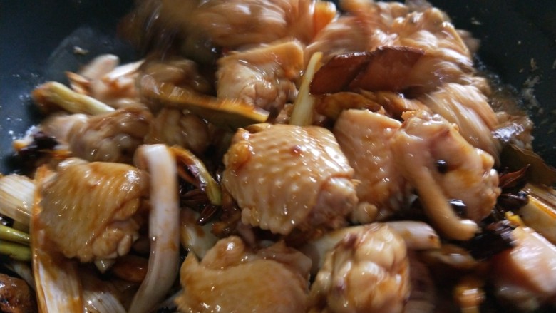 私房菜\麻辣飘万家\香焖鸡翅,在次翻炒均匀。