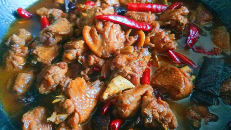 私房菜\麻辣飘万家\香焖鸡翅,最后大火收汁，出锅前加入<a style='color:red;display:inline-block;' href='/shicai/ 717'>味精</a>，<a style='color:red;display:inline-block;' href='/shicai/ 847'>香油</a>。