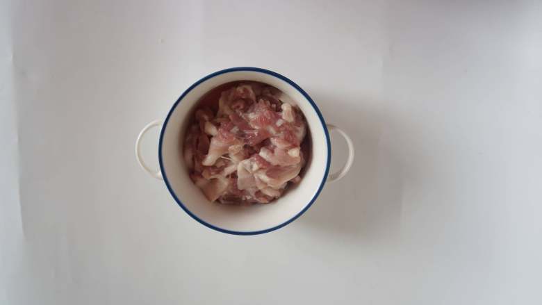 泡菜豆腐汤,<a style='color:red;display:inline-block;' href='/shicai/ 428'>五花肉</a>片加入玉米淀粉和少许食用油抓匀,腌制10分钟