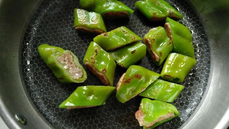 尖椒酿肉,四面都煎均匀,表面金黄色。