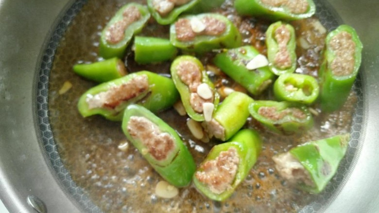 尖椒酿肉,小火慢慢熬至汤汁差不多时收汁。
