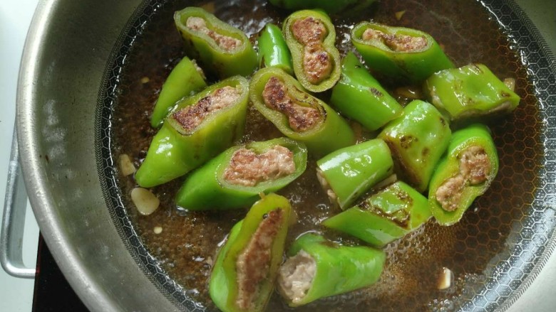 尖椒酿肉,收汁时不要全部收干,留一点汤汁,尖椒码盘浇上汤汁即可。