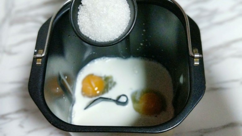 超级松软-零失败的豆沙吐司面包,再加入白砂糖,(盐和糖对角放)