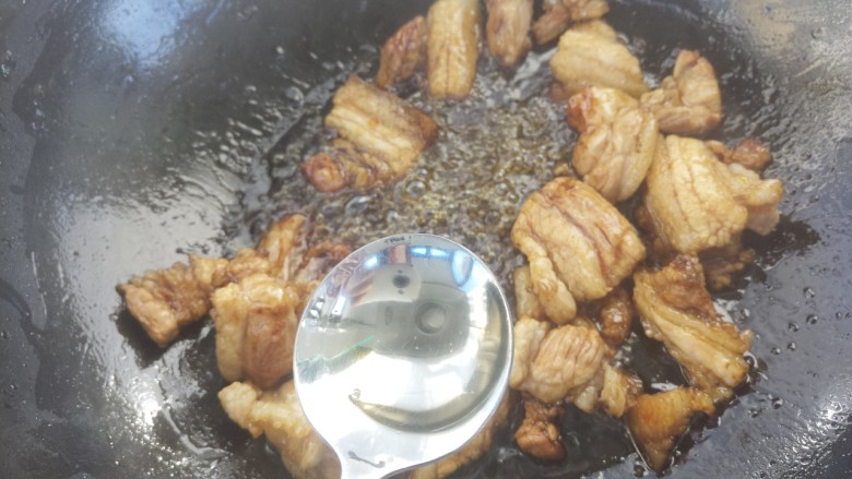 梅干菜烧肉,翻炒均匀之后,加入一勺<a style='color:red;display:inline-block;' href='/shicai/ 900'>白酒</a>。