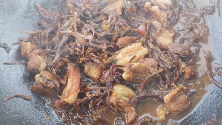 梅干菜烧肉,小火慢慢炖,25分钟左右。