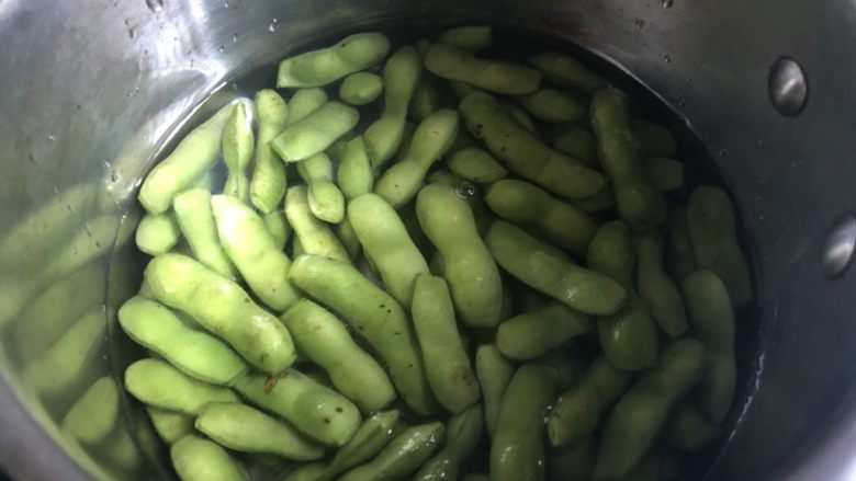 冰醉毛豆,用一口小奶锅(别的锅也可以),倒入毛豆,加入3克盐以及能没过毛豆的水。