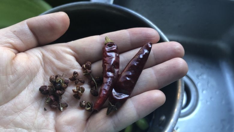 冰醉毛豆,香辛料也洗一下,放入锅中。