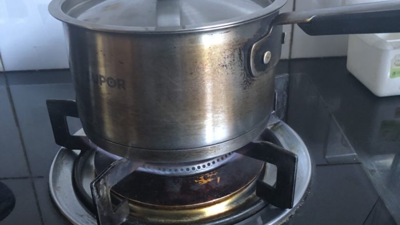 冰醉毛豆,再次加入水,没过毛豆即可。加盖煮开,再煮两分钟。