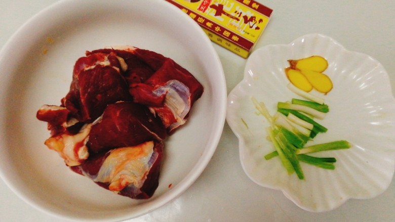 懒人版卤牛肉,食材准备好:牛健子,十三香卤粉,姜片,<a style='color:red;display:inline-block;' href='/shicai/ 3232'>香葱</a>。