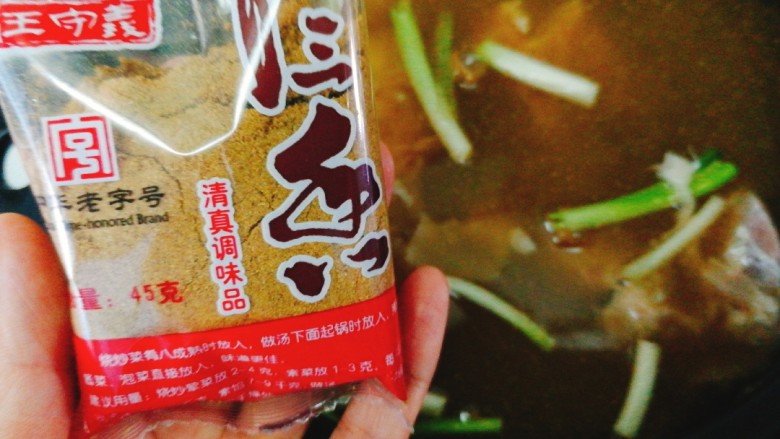 懒人版卤牛肉,取出砂锅,放入牛健子,姜,葱,注入清水后加入十三香卤料。