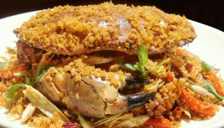炒面包蟹,制作过程,(1在锅中放入葱油和鸡油,2放入蒜片煎八成熟,3快速放入辣椒节,关小火炒几遍,4倒入面包蟹翻炒加热,4拿一个小盆放入生抽,味精,鸡粉,豆瓣酱,清水,蚝油,搅拌均匀5一边炒一边慢慢倒,倒入面包蟹中翻炒均匀,6放入蒜蓉,面包糖,翻炒两三遍,7在锅边倒入料酒,再倒入葱段和红椒圈,记住在制作过程中,全程用中火,8 在出锅时,在盘中,把脚摆成两边,再把肉块放在中间,再把壳放在上面,放点香菜或者班西,兰花,都可以增加它的美观)