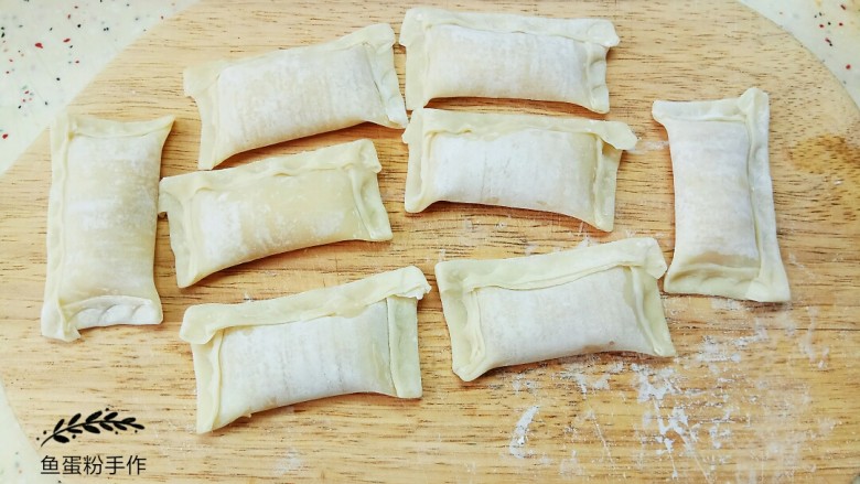 迷你香蕉派,用小叉子或者小勺子的柄,在三面的折口处再用力压紧,印出一下花纹。把所有的迷你香蕉派按上述方法做好。