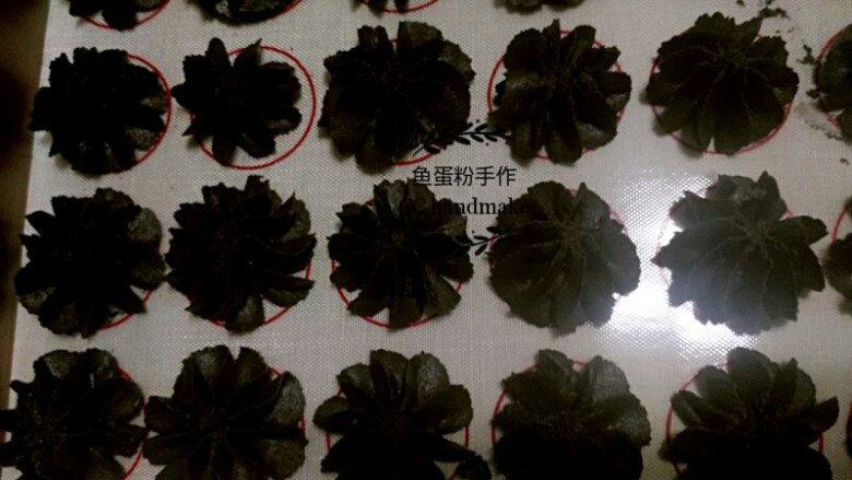 蒜香竹炭咸曲奇,把裱花袋挤出花型,曲奇花型需要大小一致。烤箱预热上下火180°,曲奇放中层,烤制约18分钟,请按自家的烤箱情况调节时间温度。
