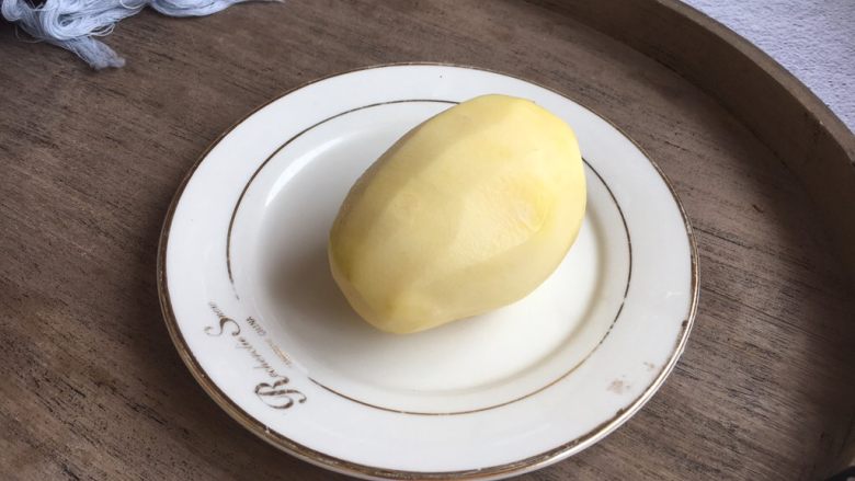 孜然辣椒土豆,土豆用刮皮刀刮去皮。