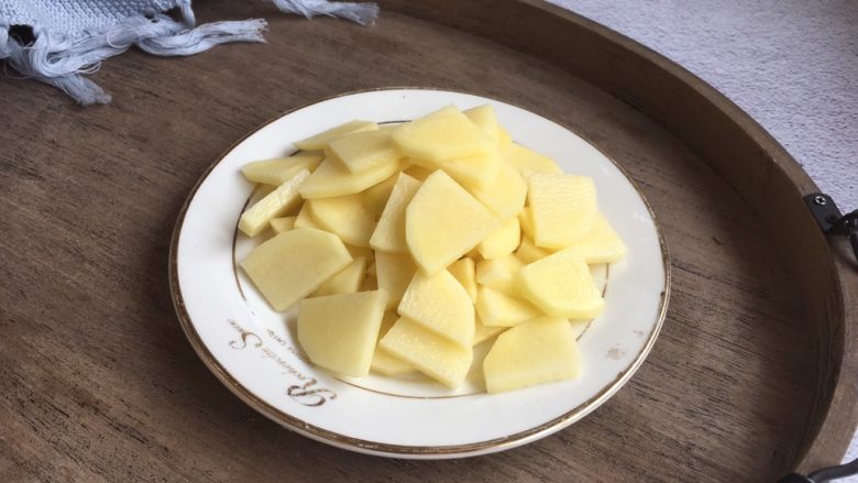 孜然辣椒土豆,切成土豆片。