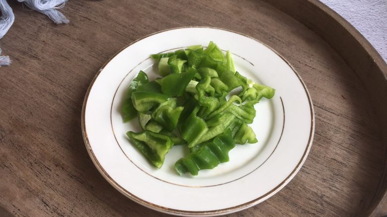 孜然辣椒土豆,辣子切成小块。