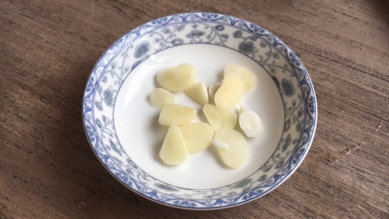 孜然辣椒土豆,蒜切成蒜片。