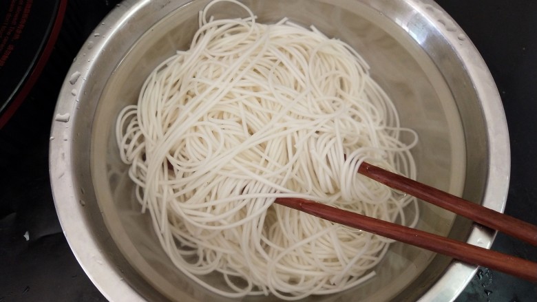 鸡丝凉面,放入冰水中,然后再把它沥水。