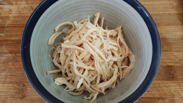鸡丝凉面,顺着它的条纹,用手撕成丝。