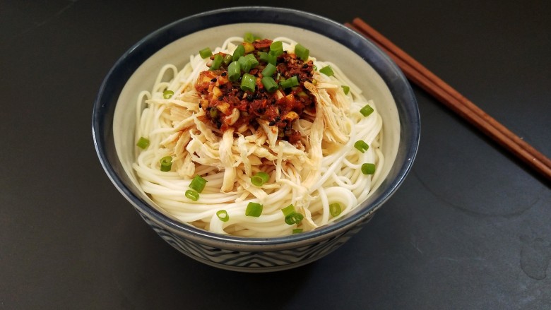 鸡丝凉面,再淋上碗汁,调味料可以按各人的口味调整。