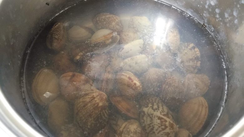 奶油白酱海鲜意面,水烧开,分别焯烫虾仁和蛤蜊