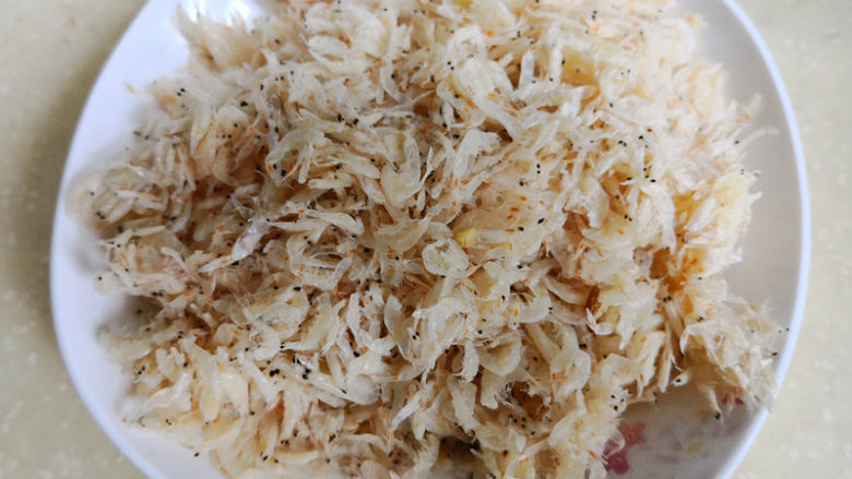 韭菜虾皮馄饨,<a style='color:red;display:inline-block;' href='/shicai/ 288'>虾皮</a>清洗一下,去除水分,