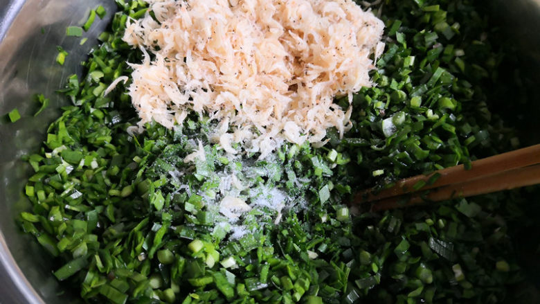 韭菜虾皮馄饨,再加入虾皮和适量的盐拌匀,因为虾皮是无盐的所以盐的量正常放,如果你的虾皮是有咸味的,那么请减少盐的量哦,
