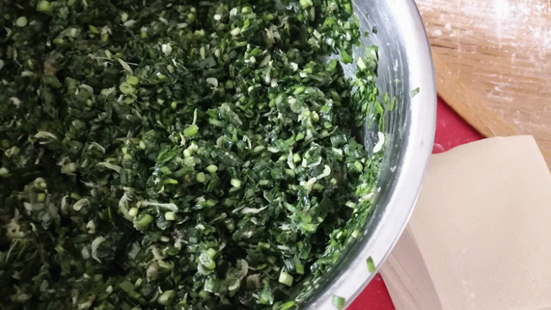 韭菜虾皮馄饨,馄饨皮是买的现成的,所以现在就可以开始包馄饨啦,
