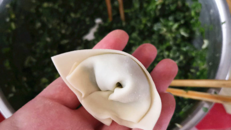 韭菜虾皮馄饨,馄饨包好啦,锅里放入清水,准备煮啦,