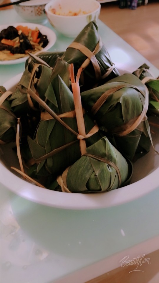枣粽子,包好后,放锅里煮。先大火烧开后转小火,小火煮1小时15分钟左右后关火,再在锅里捂个15分钟左右捞出即可。美味消暑赞。