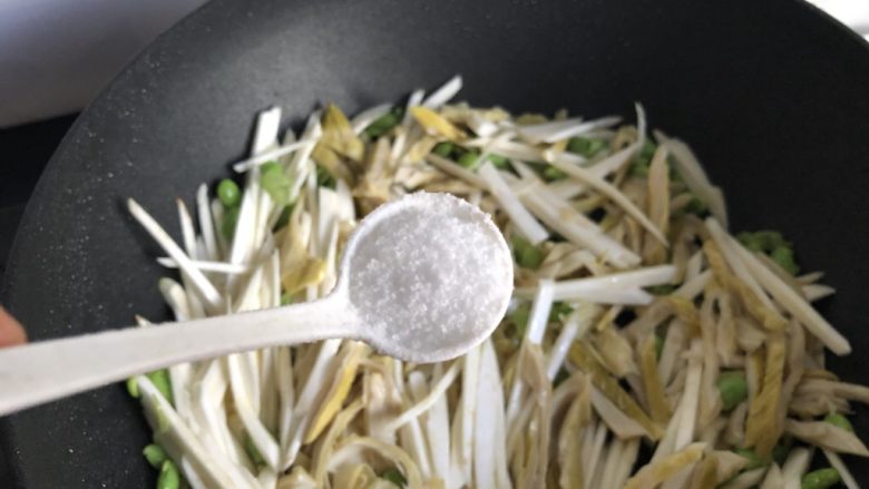 茭白毛豆炒笋干,翻炒几下,下调料,再翻炒均匀。