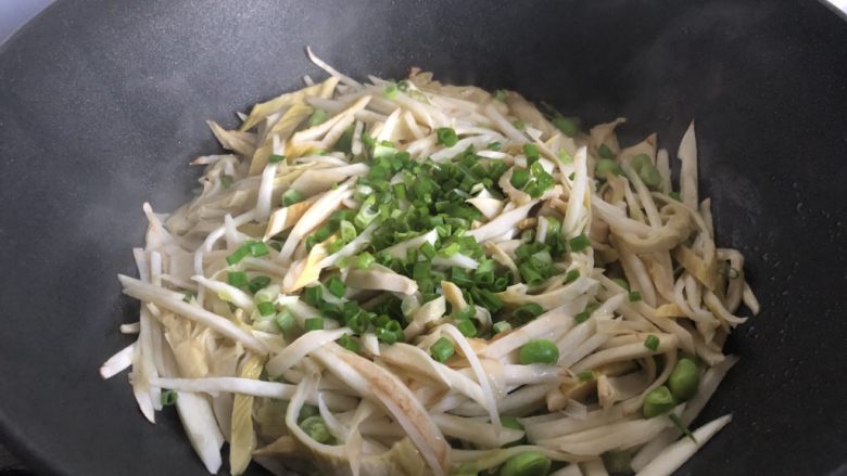 茭白毛豆炒笋干,汤汁半干后,开盖,撒葱花,炒匀。