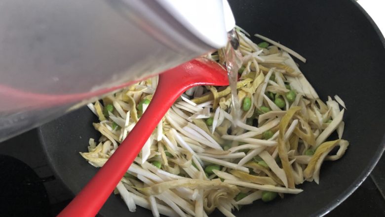 茭白毛豆炒笋干,下适量水,至菜一半高即可。