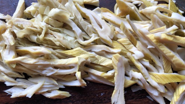 茭白毛豆炒笋干,去除老根后,斜切成细丝。