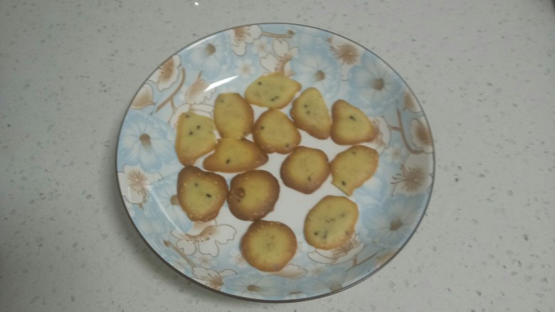芝麻鸡蛋小脆饼,盛入盘中~哈哈,做完了也吃完了。