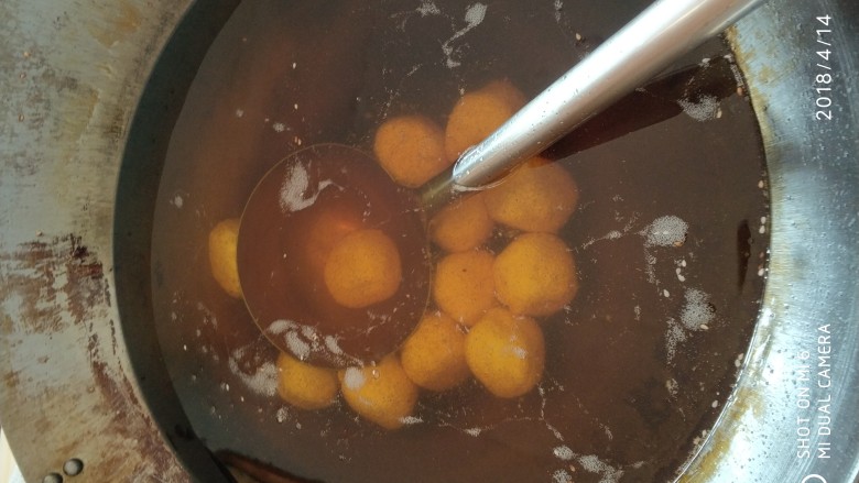 早餐空心小麻球,揉好的面团,分好每个均匀大小70克左右,大小自己调整,然后压扁包入馅心。在手心搓圆。粘上芝麻就可以炸制了。下锅油温不能过高
