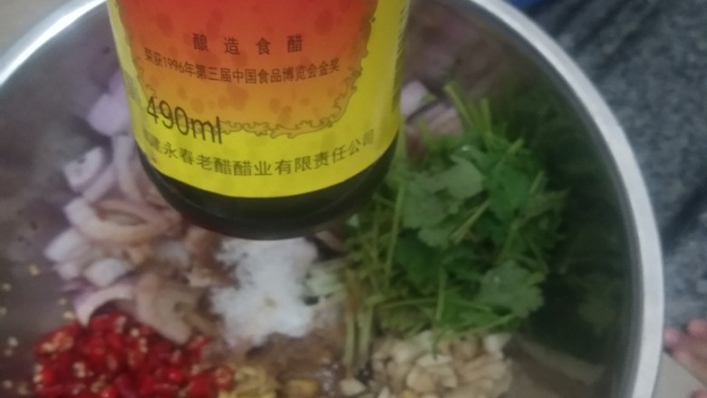 抖音网红鸡爪,加入盐 鸡精 白糖 适量,醋 (尽量多放点,怕加入鸡爪不够味)