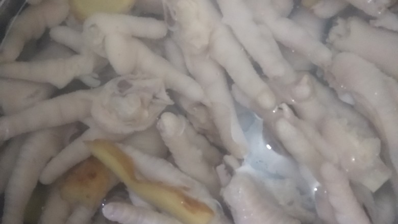 抖音网红鸡爪,鸡爪煮熟过凉水,洗去泡沫